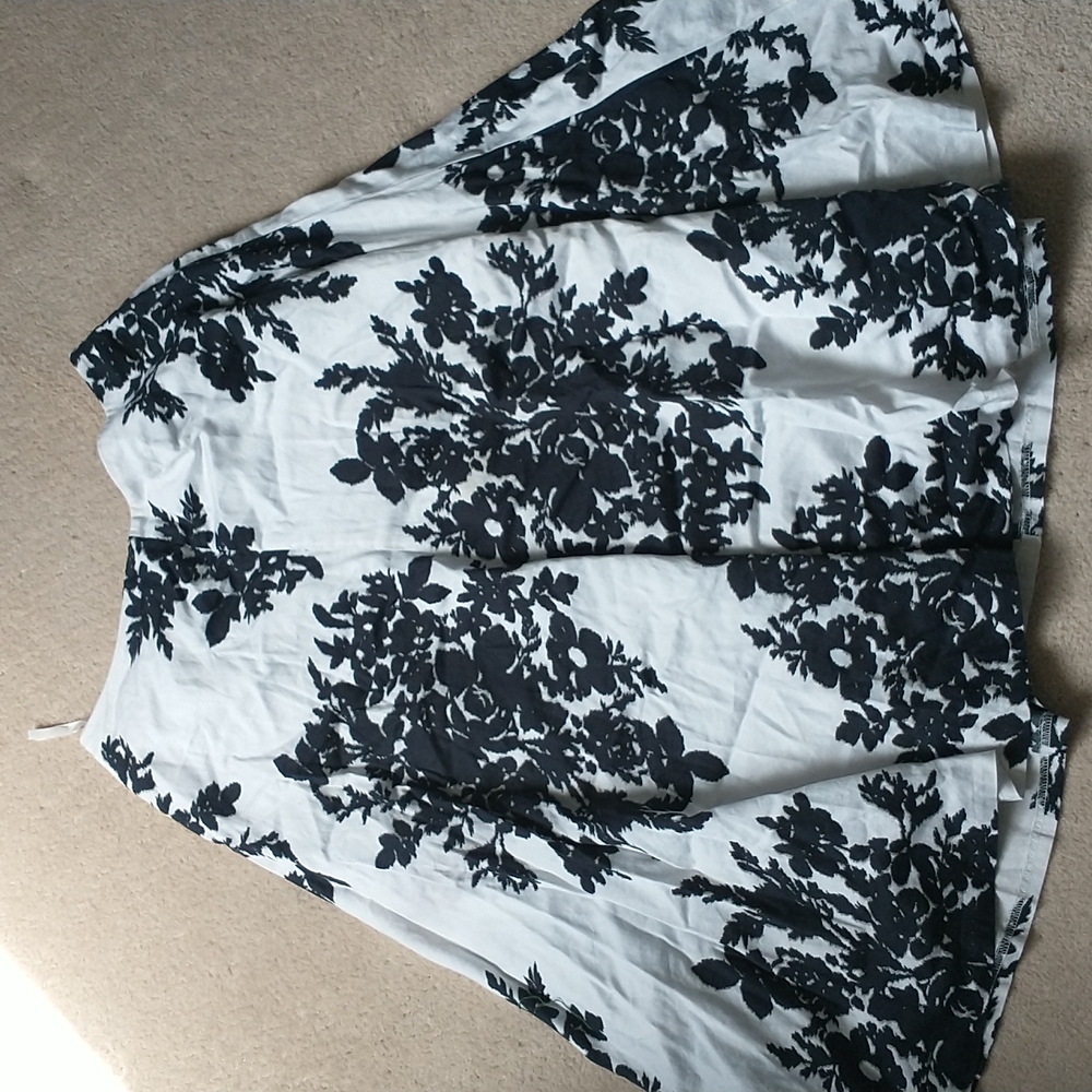 Black and white floral pattern mid leg skirt